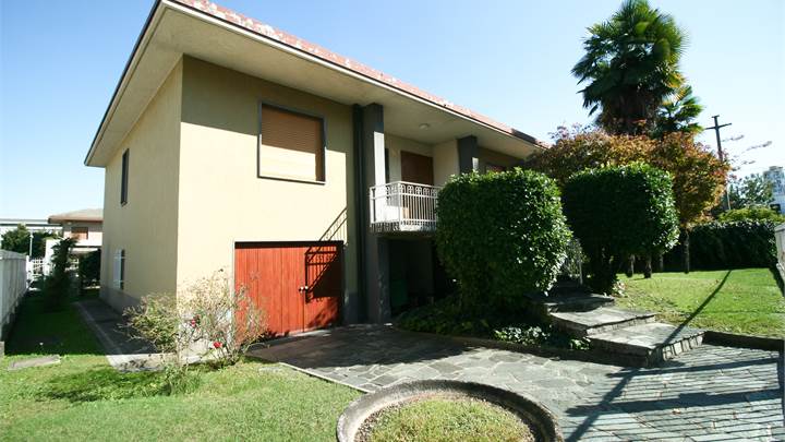 VILLA SINGOLA CON GIARDINO - PADERNO DUGNANO (MI)