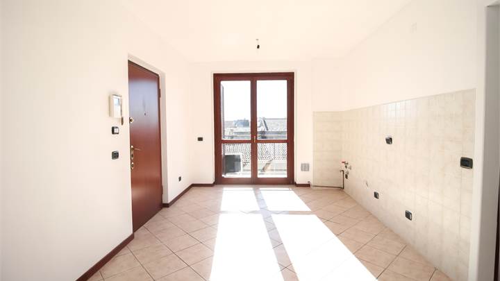 TRILOCALE CON BOX E CANTINA - RONCELLO (MB)